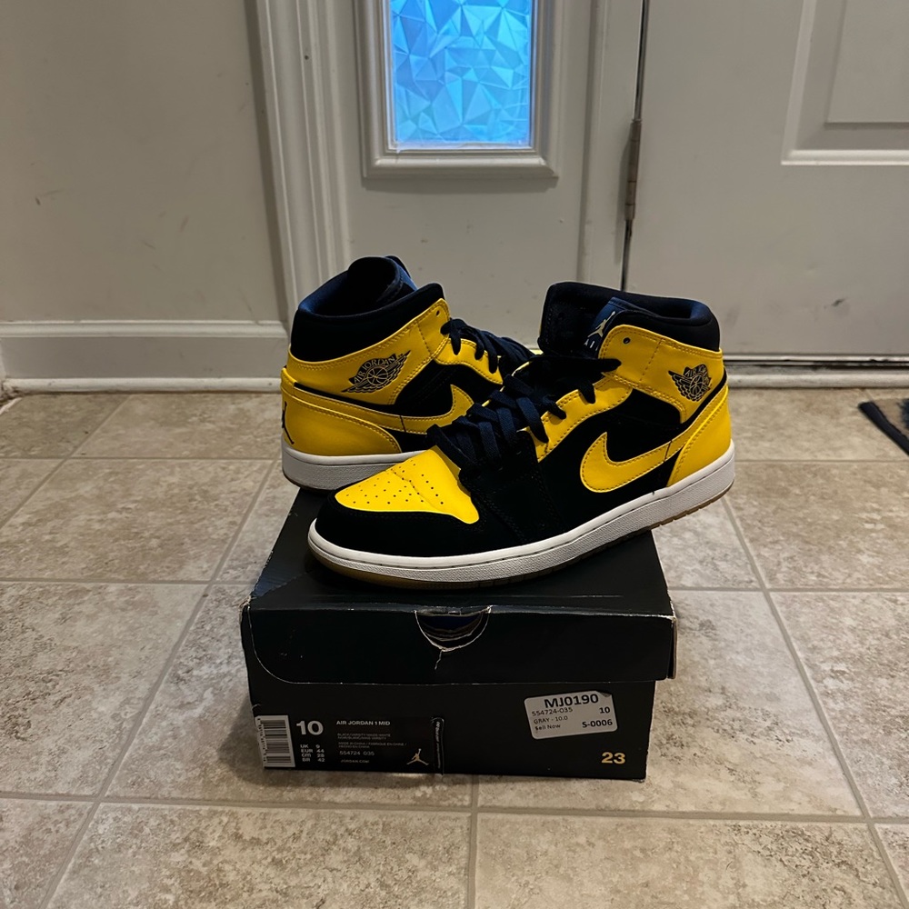 Jordan 1 mid New Love 2017 size 10 8.5/10